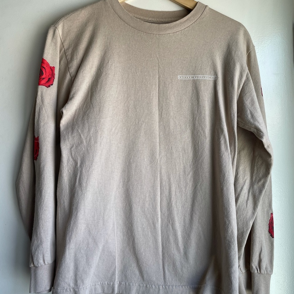 Men’s tan t-shirt with roses.
